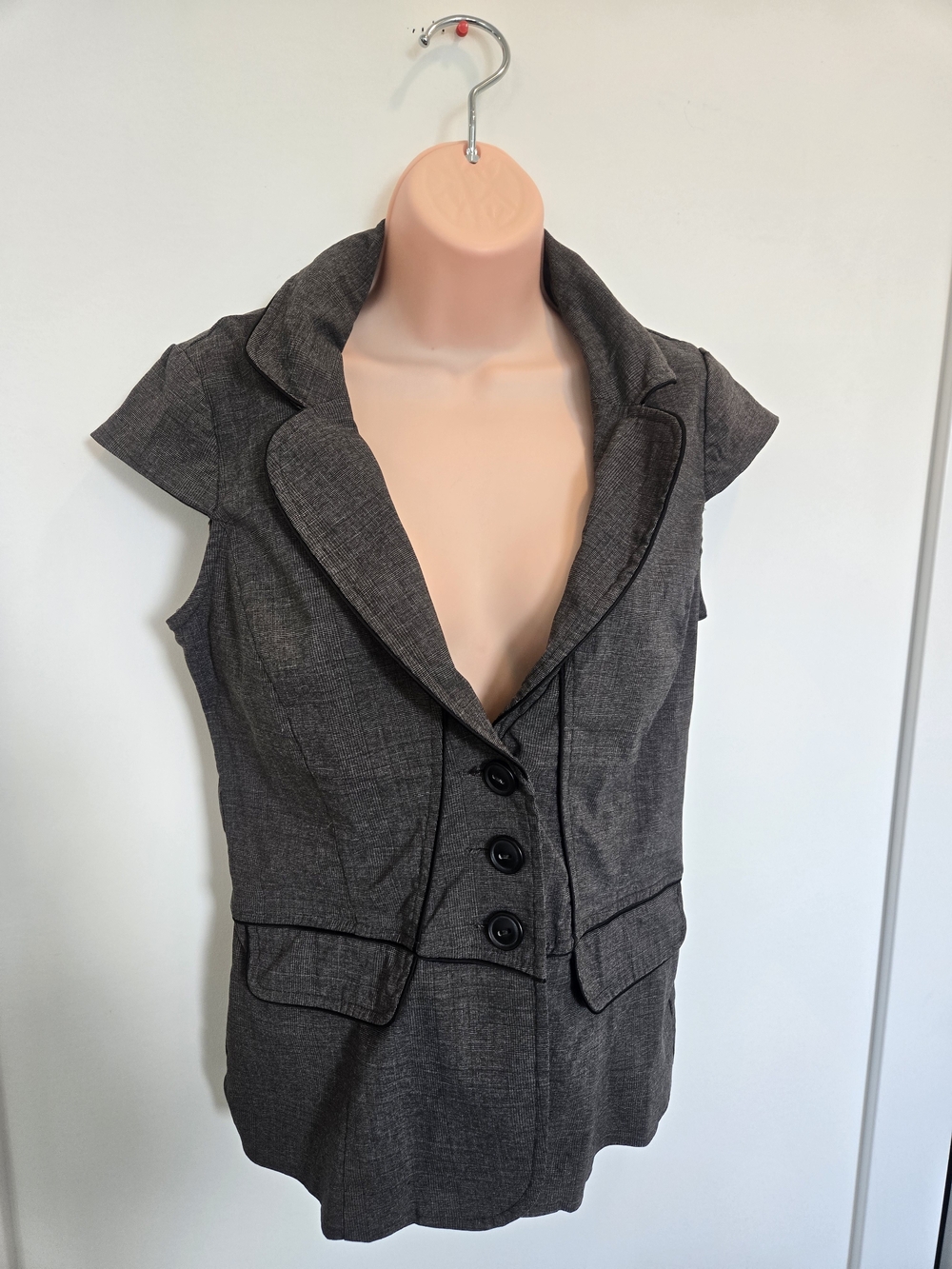 Dynamite Charcoal Gray Sleeveless Tailored Blazer